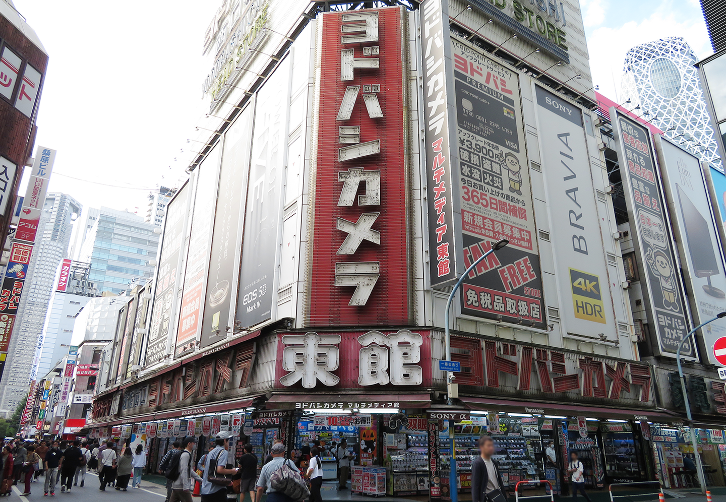 Yodobashi Camera store exterior image